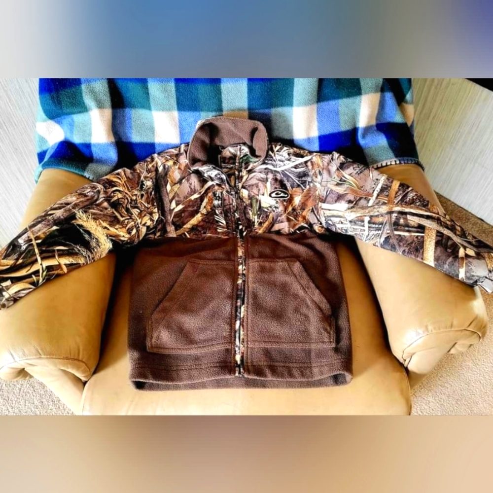 Drake zip up insulated jacket. Size 8 boys. Only worn once. Excellent condition.